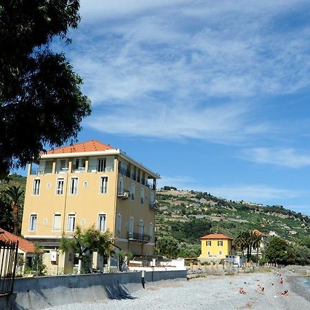 Holiday'S Beach Aparthotel Ventimiglia Exterior foto