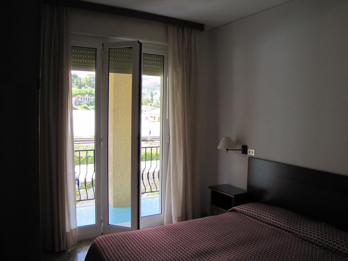 Holiday'S Beach Aparthotel Ventimiglia Exterior foto