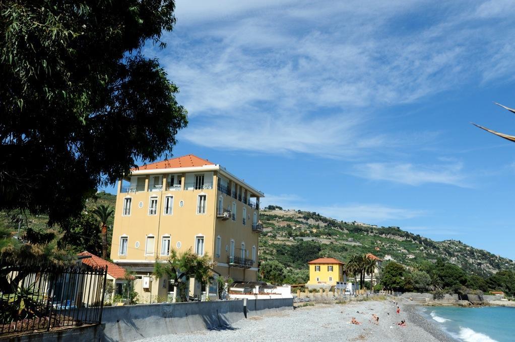 Holiday'S Beach Aparthotel Ventimiglia Exterior foto
