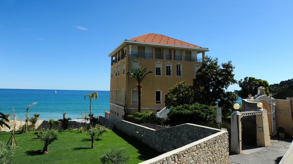 Holiday'S Beach Aparthotel Ventimiglia Exterior foto