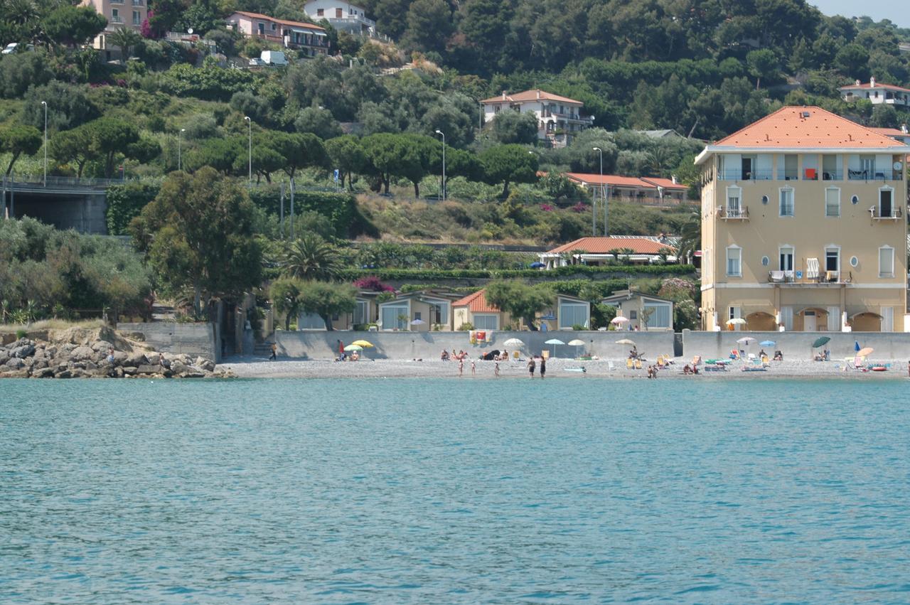 Holiday'S Beach Aparthotel Ventimiglia Exterior foto