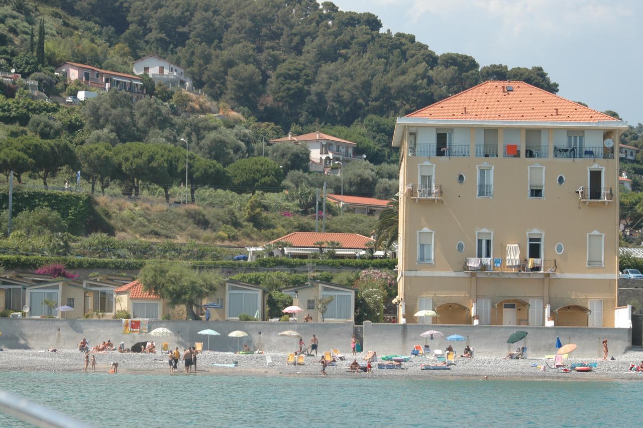 Holiday'S Beach Aparthotel Ventimiglia Exterior foto